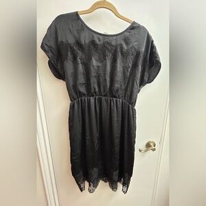 A Pea in the Pod Black maternity Dress with Lace Detail. Size large. EUC